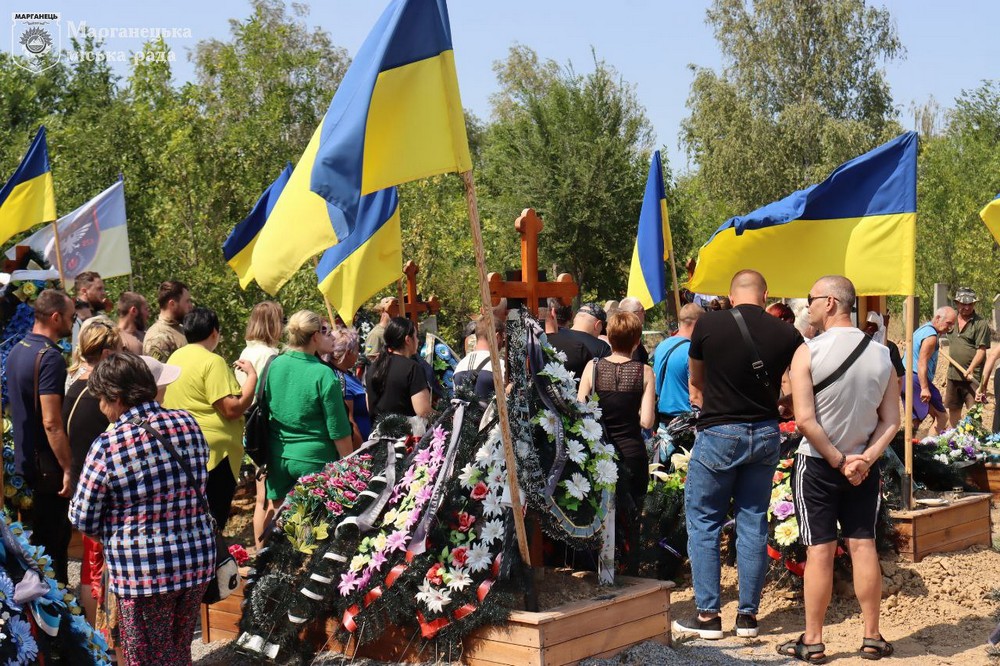 Прийшли проститися і побратими… На Нікопольщині сьогодні провели в останню путь ще одного Героя (фото)