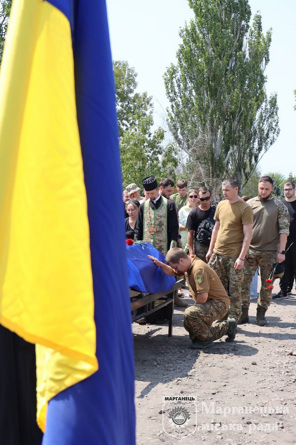 Прийшли проститися і побратими… На Нікопольщині сьогодні провели в останню путь ще одного Героя (фото)