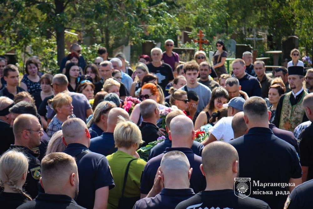 Сьогодні прощалися із вбитим у Нікополі рятувальником Данилом Хижняком (фото)