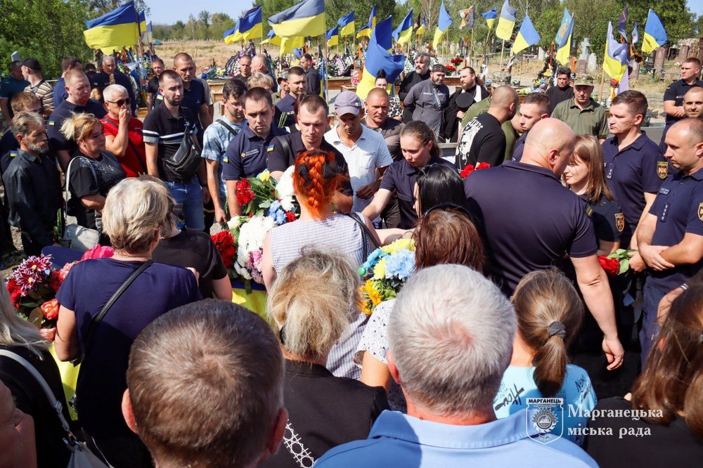 Сьогодні прощалися із вбитим у Нікополі рятувальником Данилом Хижняком (фото)