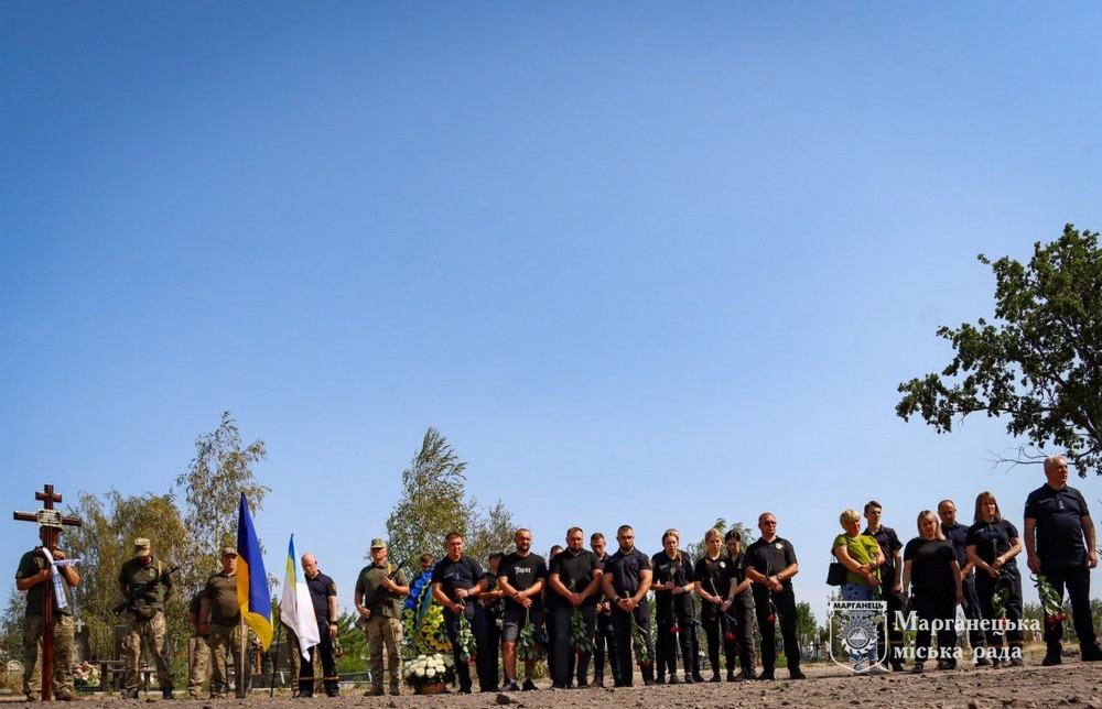 Сьогодні прощалися із вбитим у Нікополі рятувальником Данилом Хижняком (фото)