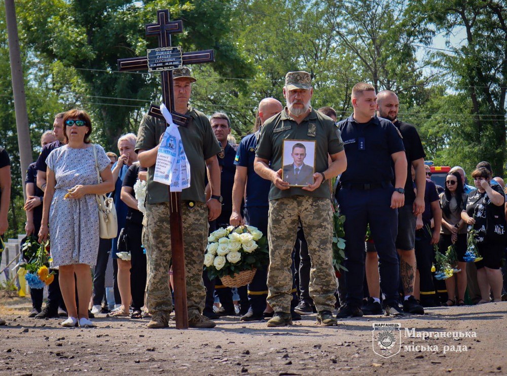 Сьогодні прощалися із вбитим у Нікополі рятувальником Данилом Хижняком (фото)