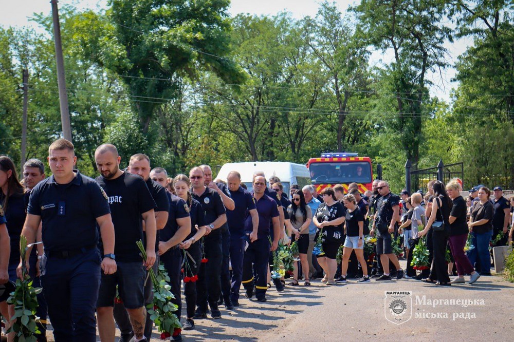 Сьогодні прощалися із вбитим у Нікополі рятувальником Данилом Хижняком (фото)