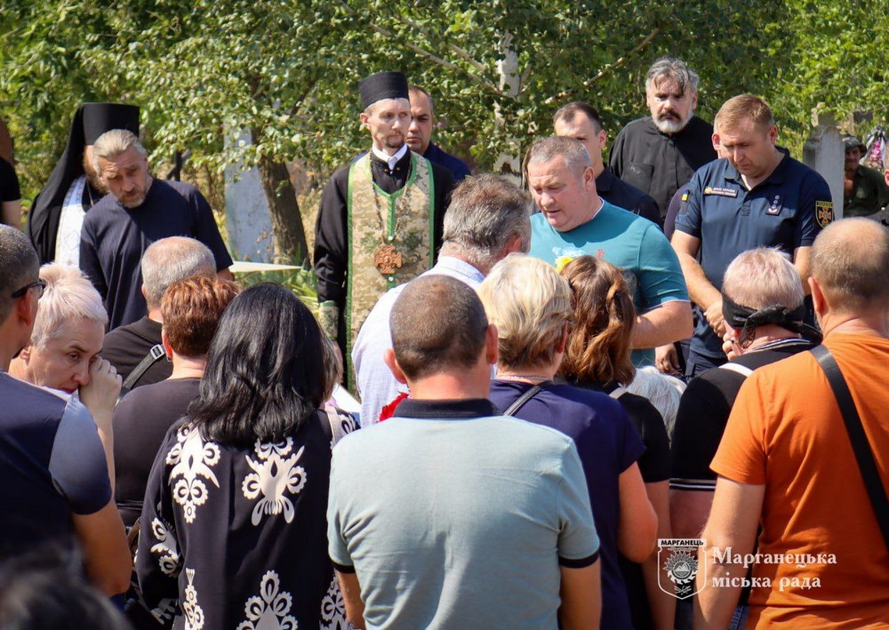 Сьогодні прощалися із вбитим у Нікополі рятувальником Данилом Хижняком (фото)