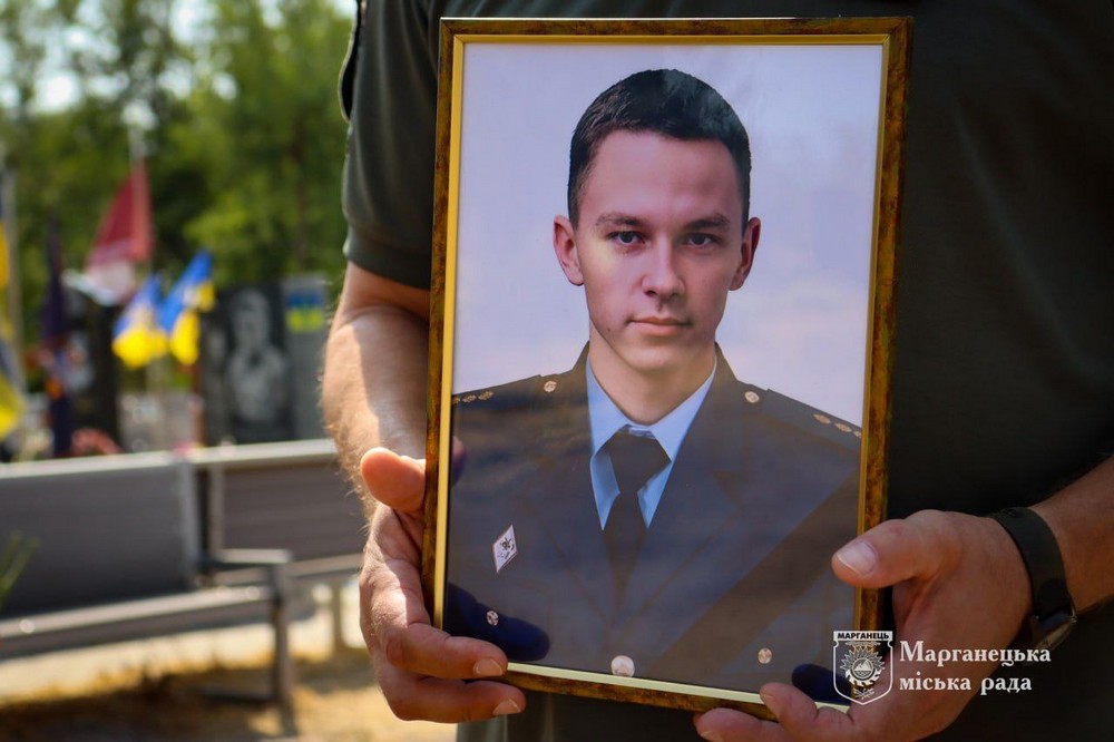 З невимовним сумом та болем проводжаємо в останню путь Героя без зброї – рятувальника Данила Хижняка, - йдеться у повідомленні Православної Нікопольщини