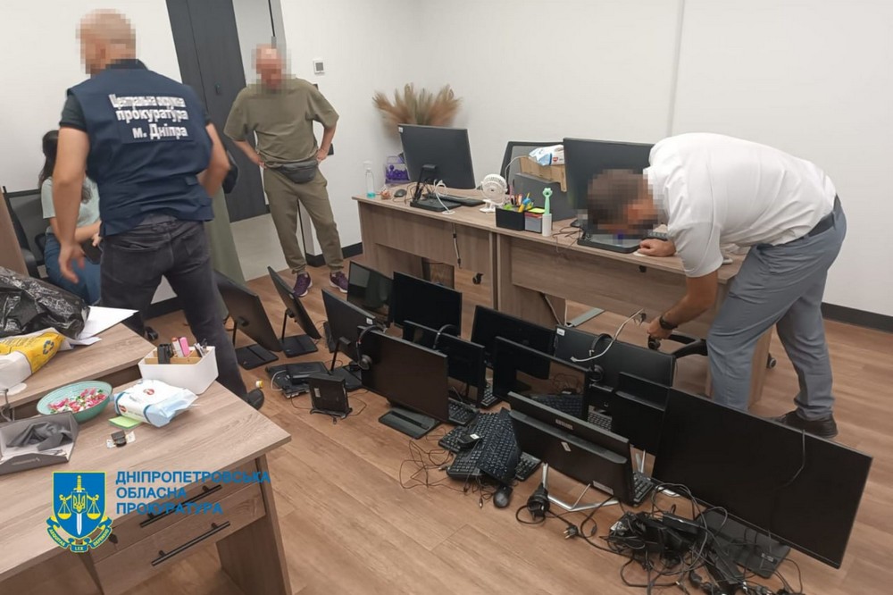 На Дніпропетровщині провели спецоперацію, у ході якої прокурорами припинено діяльність 31 шахрайського кол-центру. Вони функціонували у Нікополі, Дніпрі, Кривому Розі, Самарі та Кам’янському.