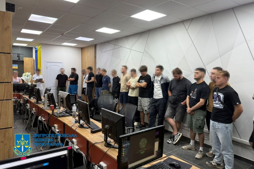 На Дніпропетровщині провели спецоперацію, у ході якої прокурорами припинено діяльність 31 шахрайського кол-центру. Вони функціонували у Нікополі, Дніпрі, Кривому Розі, Самарі та Кам’янському.