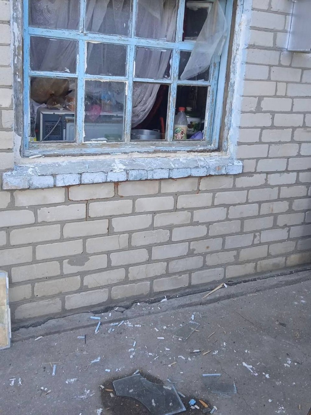 У Нікополі понівечено гімназію і будинки, ворог масовано атакував область безпілотниками, сталися пожежі