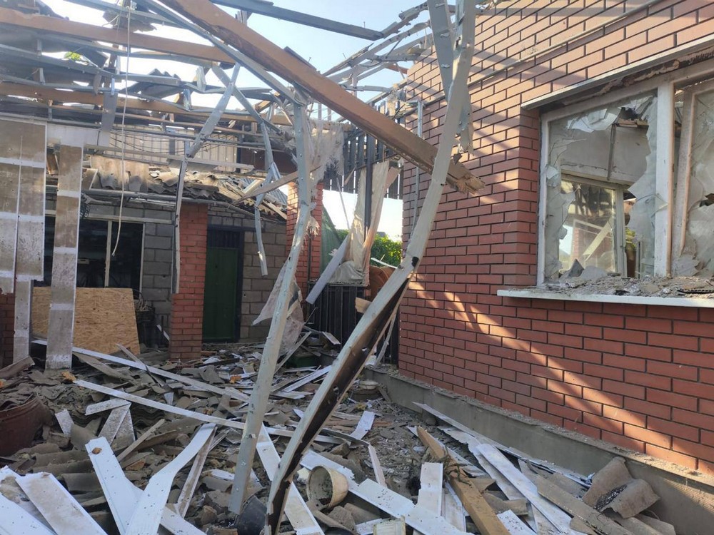 У Нікополі понівечено гімназію і будинки, ворог масовано атакував область безпілотниками, сталися пожежі