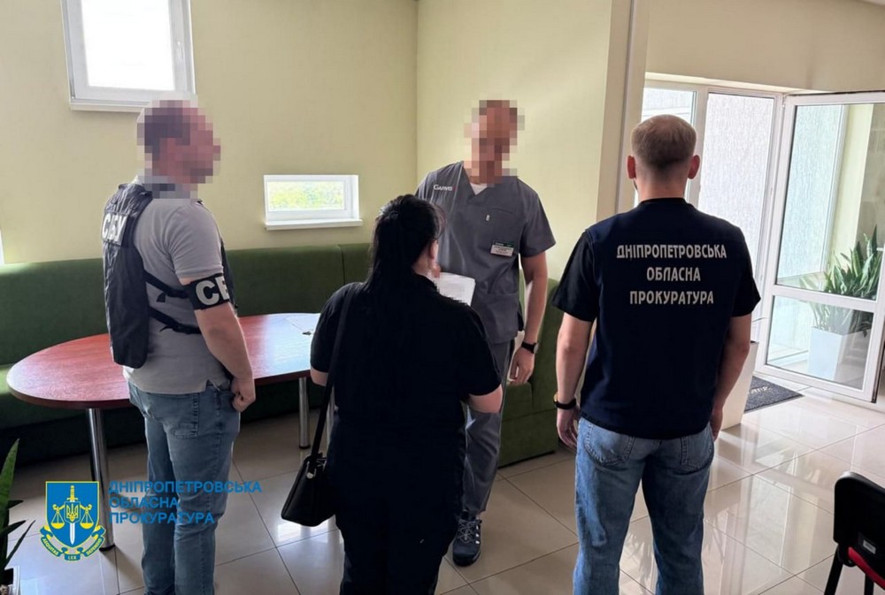 Депутат райради, він же, діючий адвокат, організував мережу підпільних гральних автоматів у Нікополі, Дніпрі, Самарі, Кам’янському і Синельниковому. Його та його спільників було викрито і затримано.