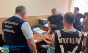 На Дніпропетровщині поліцейський організував схему збуту наркотиків під виглядом допомоги