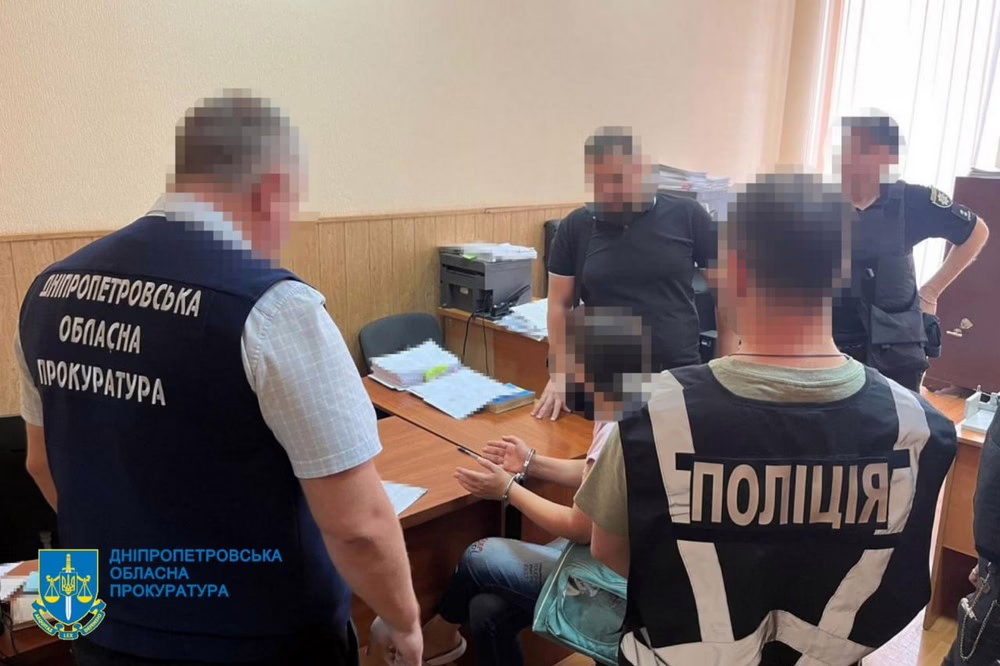 На Дніпропетровщині поліцейський організував схему збуту наркотиків під виглядом допомоги