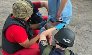 У Нікополі поранено жінку, понівечено багатоповерхівки, під обстрілами цієї ночі був і район, а також Синельниківщина (фото)
