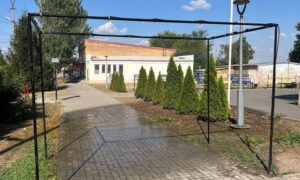 У центрі Червоногригорівки почала функціонувати охолоджуюча арка з розпиленням води (відео)
