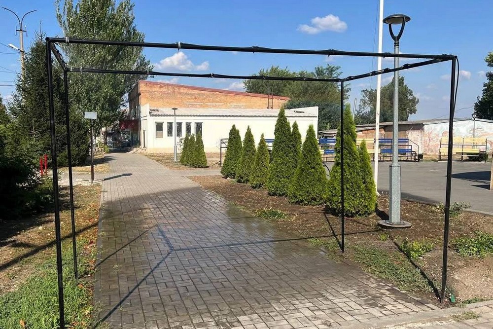 У центрі Червоногригорівки почала функціонувати охолоджуюча арка з розпиленням води (відео)