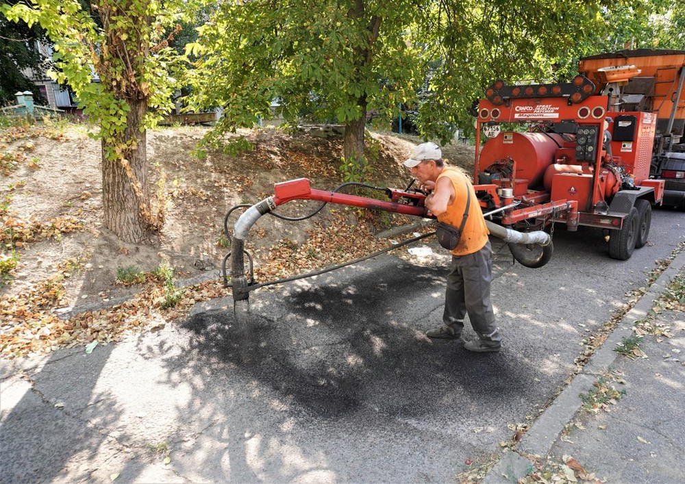 У Нікополі ремонтують дороги біля багатоповерхівок: фото