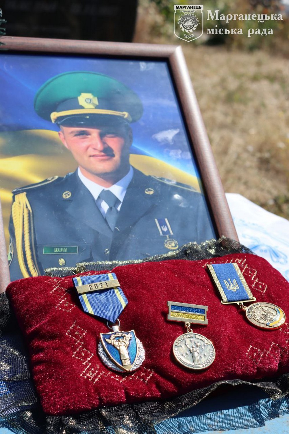 Пішов у вічність зовсім юним… На Нікопольщині сьогодні провели в останню путь полеглого Героя (фото)