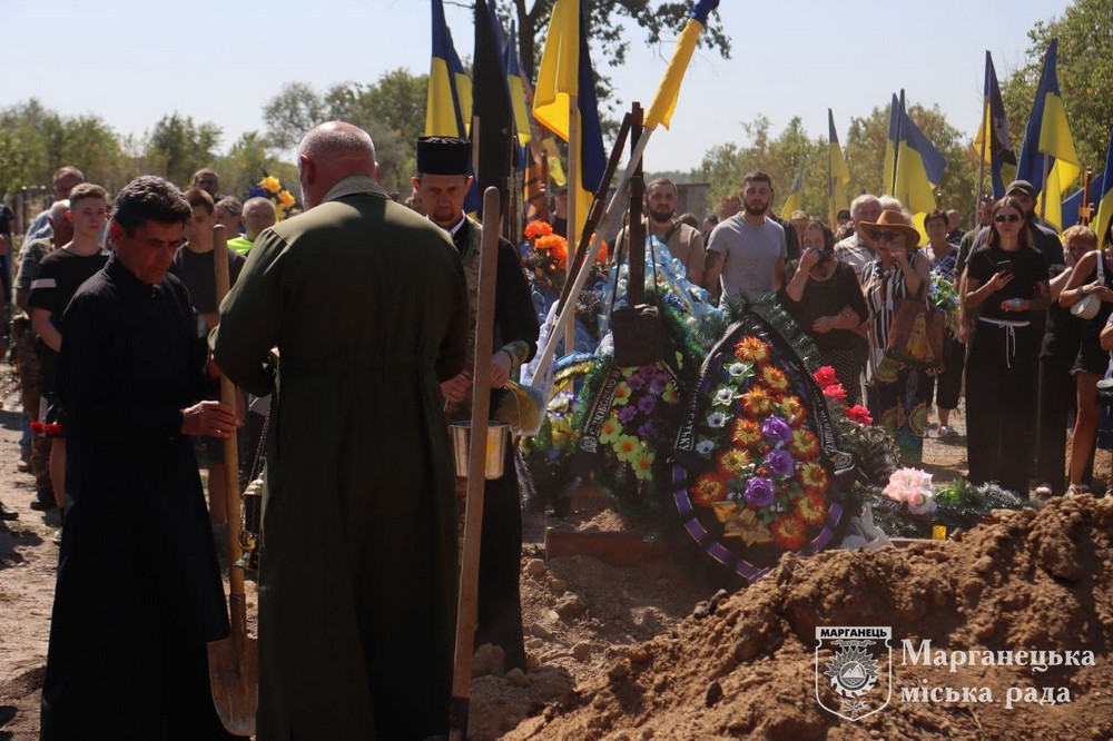 На Нікопольщині сьогодні провели в останню путь полеглого Героя (фото)