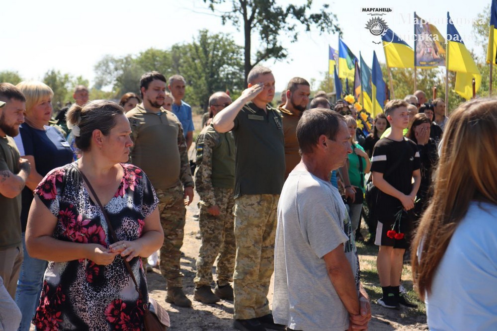 Пішов у вічність зовсім юним… На Нікопольщині сьогодні провели в останню путь полеглого Героя (фото)