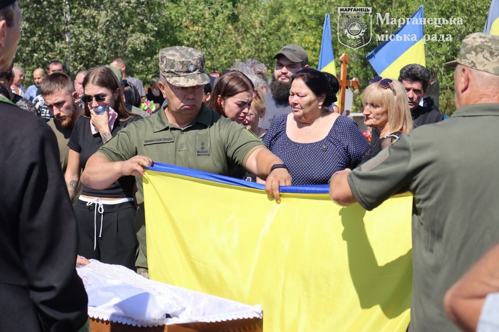 Пішов у вічність зовсім юним… На Нікопольщині сьогодні провели в останню путь полеглого Героя (фото)