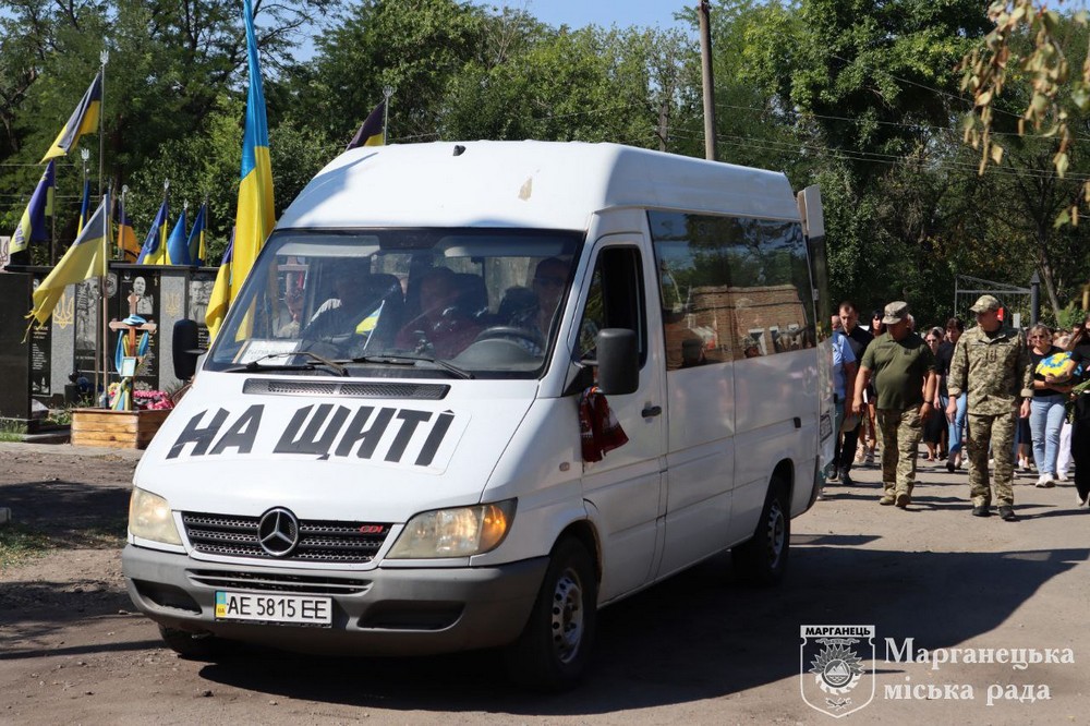 Пішов у вічність зовсім юним… На Нікопольщині сьогодні провели в останню путь полеглого Героя (фото)