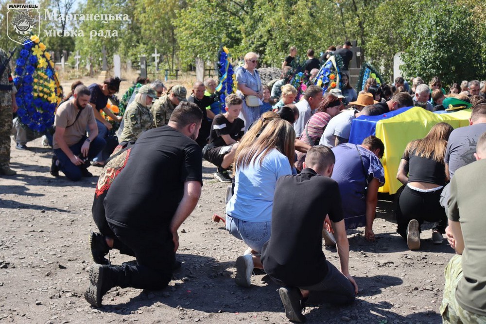 Пішов у вічність зовсім юним… На Нікопольщині сьогодні провели в останню путь полеглого Героя (фото)