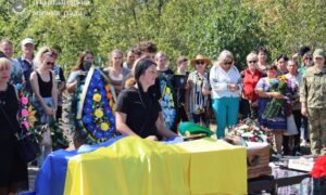 Пішов у вічність зовсім юним… На Нікопольщині сьогодні провели в останню путь полеглого Героя (фото)