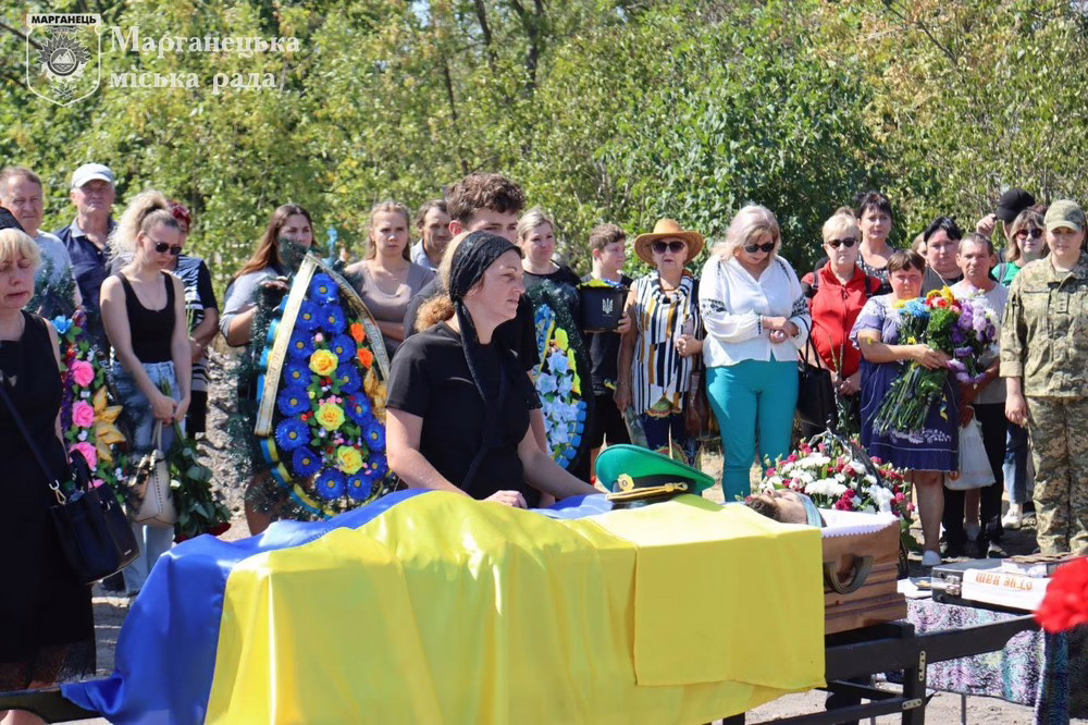 Пішов у вічність зовсім юним… На Нікопольщині сьогодні провели в останню путь полеглого Героя (фото)