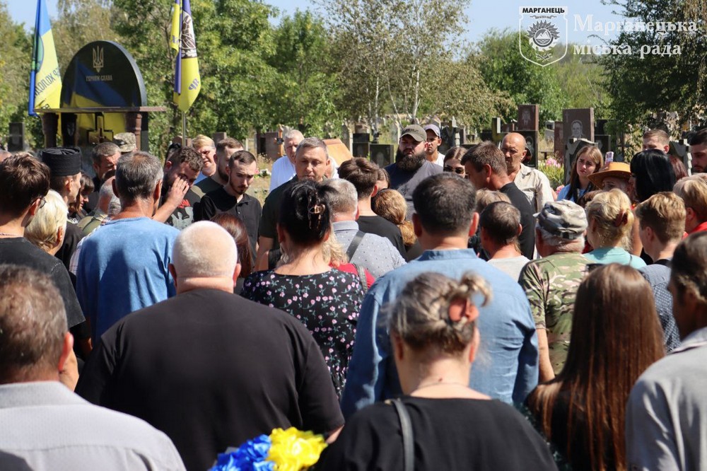 Пішов у вічність зовсім юним… На Нікопольщині сьогодні провели в останню путь полеглого Героя (фото)