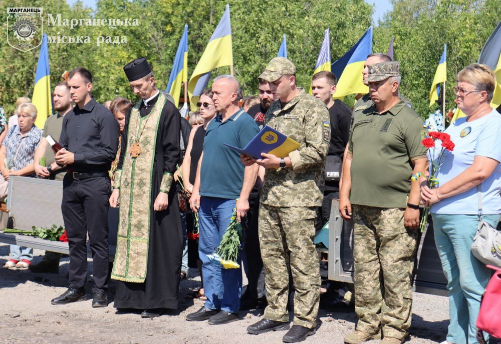 Пішов у вічність зовсім юним… На Нікопольщині сьогодні провели в останню путь полеглого Героя (фото)