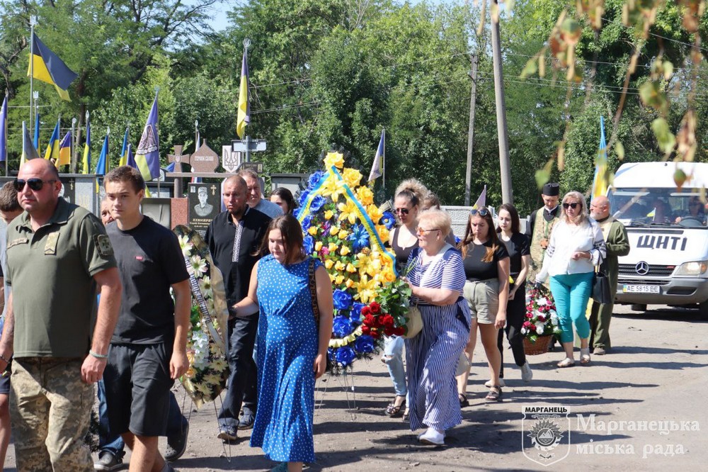 Пішов у вічність зовсім юним… На Нікопольщині сьогодні провели в останню путь полеглого Героя (фото)