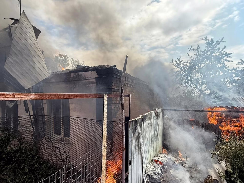 У Нікополі ворог пошкодив комунальне підприємство, сталися пожежі, під обстрілами був і район, у Межівській громаді дістали тіло жінки з-під завалів