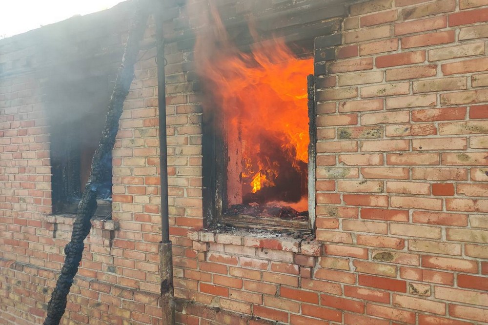 Ворог накрив Нікопольщину «Градом» і атакував дронами, тероризував Синельниківщину: горіли автівки і будинки
