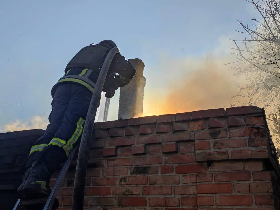 Ворог накрив Нікопольщину «Градом» і атакував дронами, тероризував Синельниківщину: горіли автівки і будинки