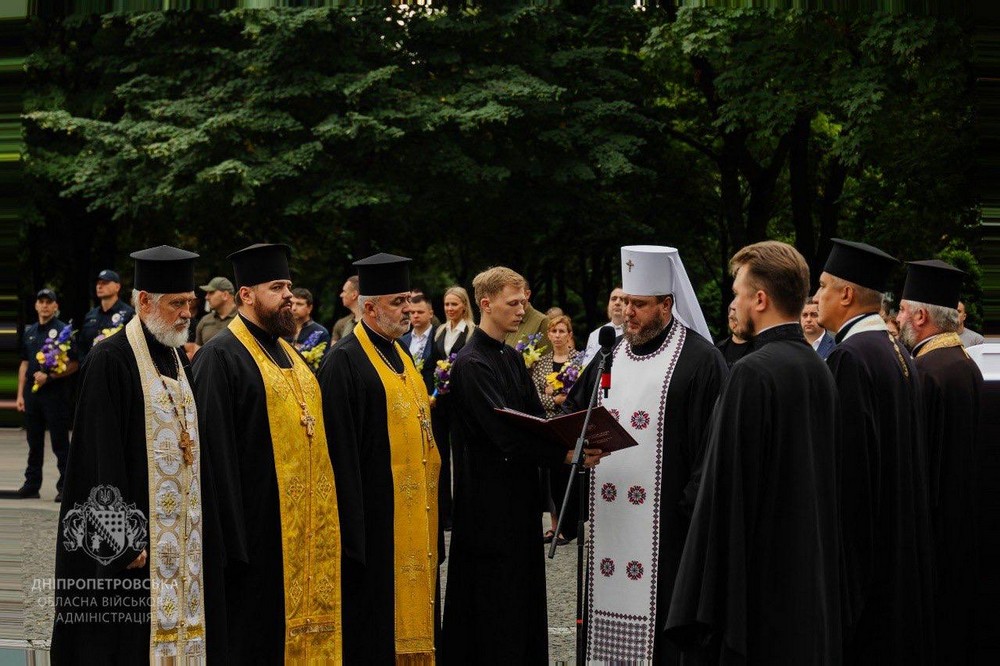 У Дніпрі у День Незалежності вшанували пам’ять Героїв: фото