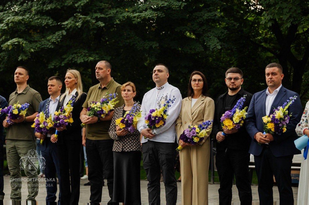 У Дніпрі у День Незалежності вшанували пам’ять Героїв: фото