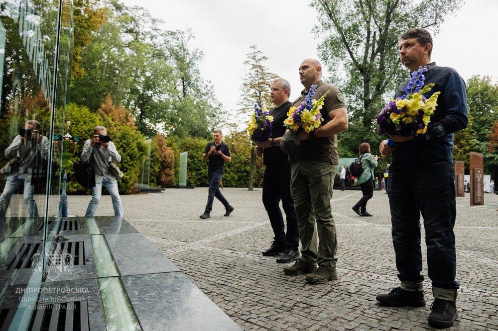 У Дніпрі у День Незалежності вшанували пам’ять Героїв: фото