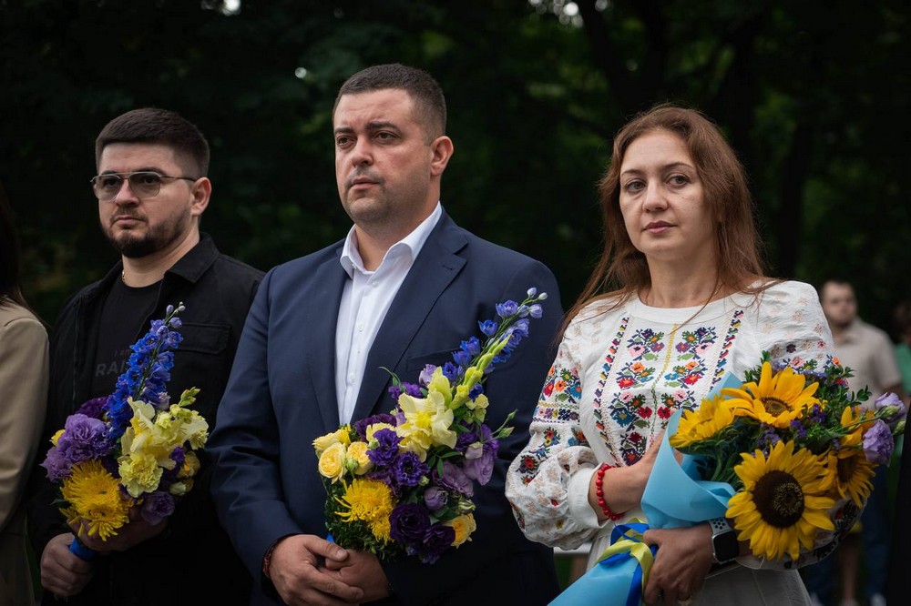 У Дніпрі у День Незалежності вшанували пам’ять Героїв: фото