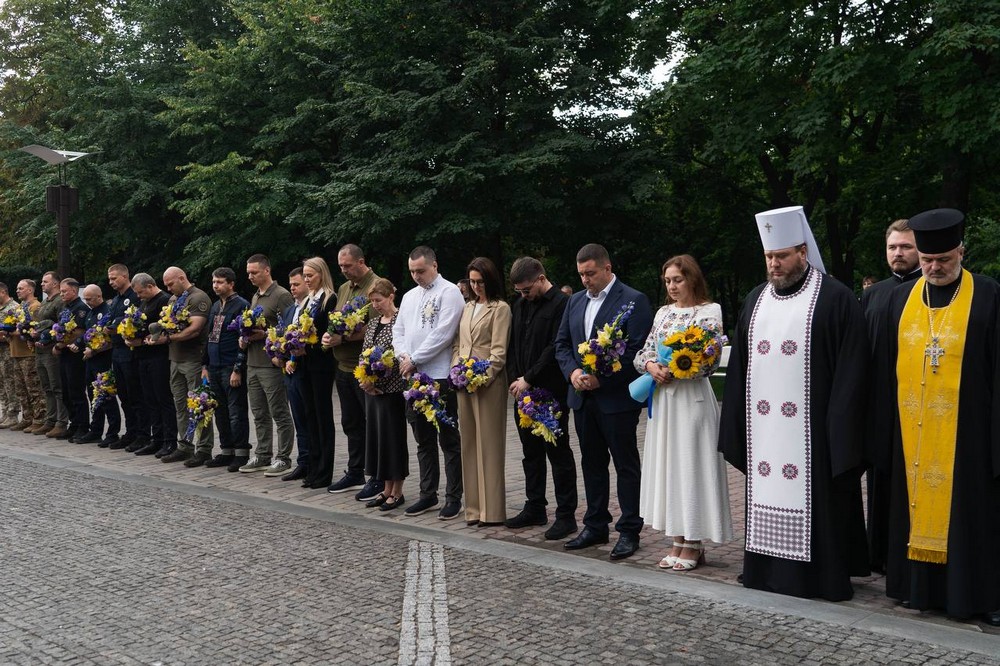 У Дніпрі у День Незалежності вшанували пам’ять Героїв: фото