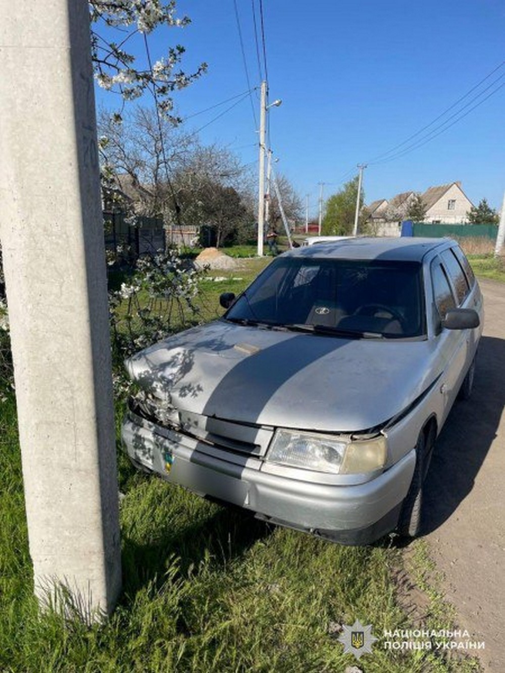 На Дніпропетровщині п’яний батько сів за кермо, відволікся на телефон і врізався в стовп: постраждала його 8-річна донька