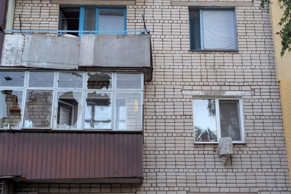 Побито багатоповерхівку, горіла ферма: ворог атакував Нікопольщину і Синельниківщину цієї ночі