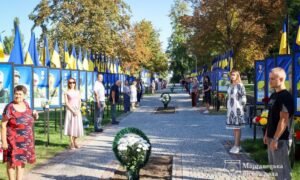 Неможливо дивитися без сліз: у Марганці сьогодні вшанували пам’ять полеглих Захисників України (фото, відео)