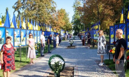 Неможливо дивитися без сліз: у Марганці сьогодні вшанували пам’ять полеглих Захисників України (фото, відео)