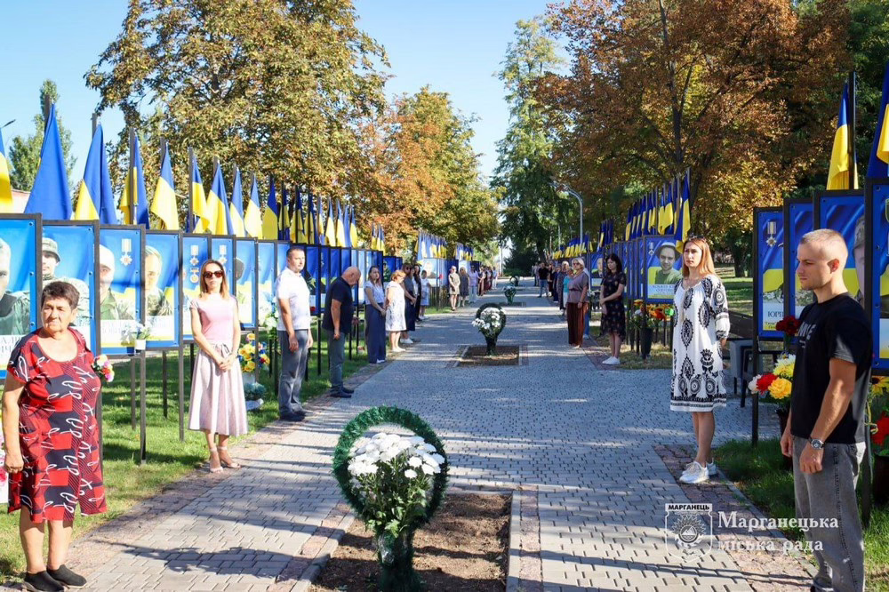 Неможливо дивитися без сліз: у Марганці сьогодні вшанували пам’ять полеглих Захисників України (фото, відео)