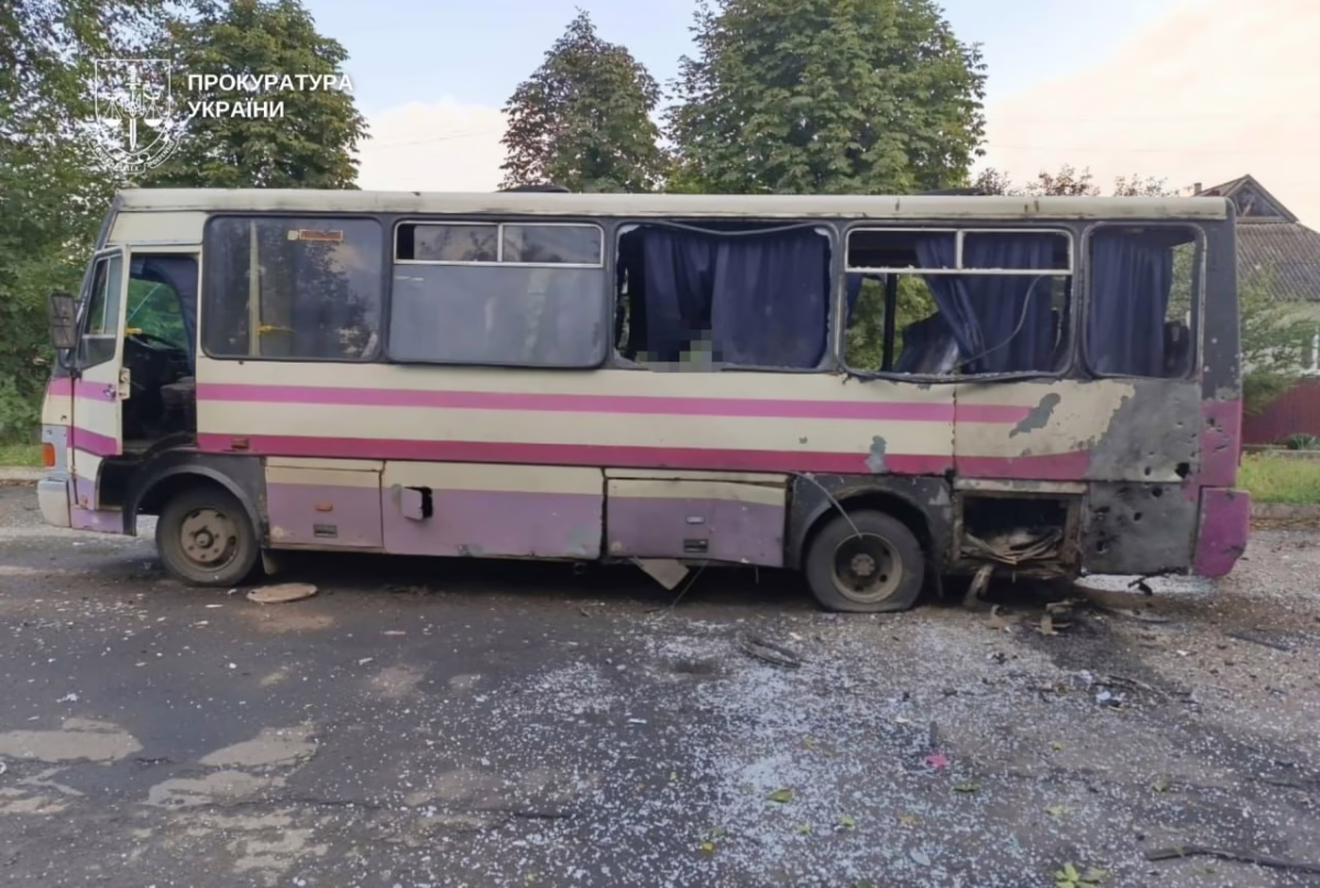 Вдарили по автобусу з пасажирами і скидали бомби: загиблий і 9 поранених на Дніпропетровщині 30 серпня (фото)