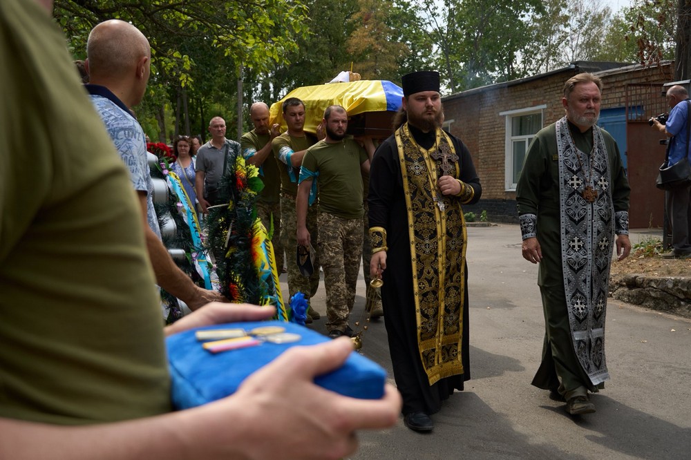 у Нікополі сьогодні провели в останню путь Захисника 10