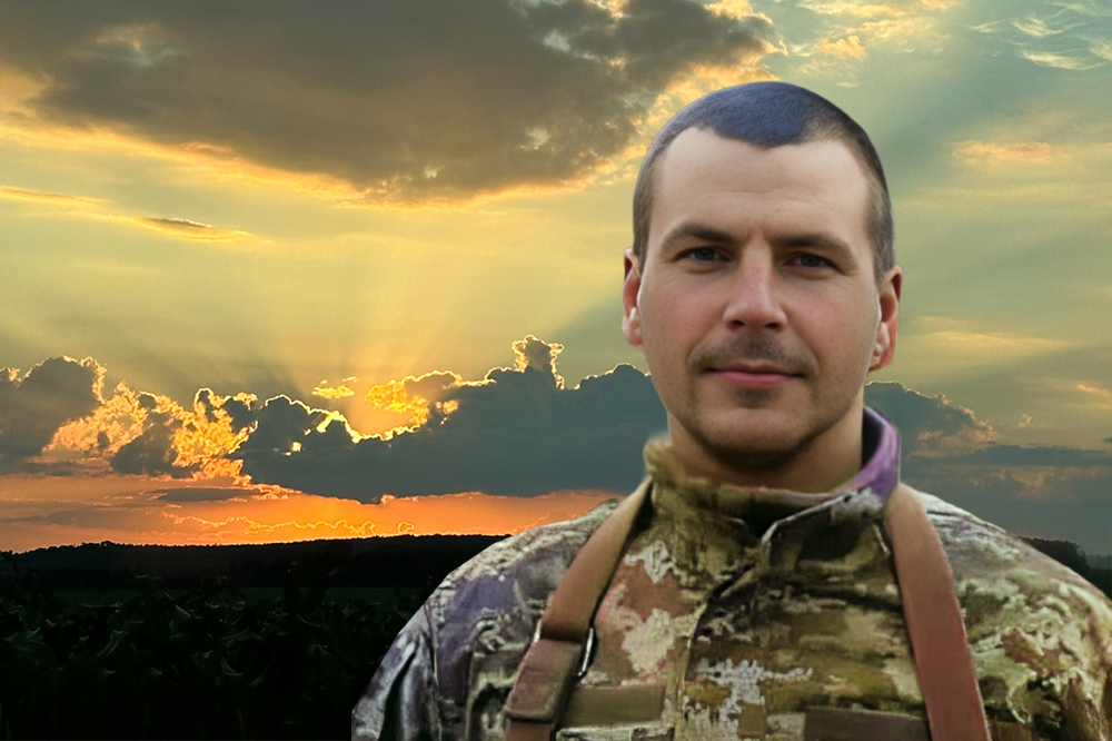 Вбиті росією мешканці Нікопольщини. Захисник з Нікополя Максим Мудрий загинув 22 серпня 2024 року. Тож сьогодні річниця його смерті, і ми вшановуємо пам’ять Героя!  Під час загальнонаціональної хвилини мовчання, о дев’ятій годині ранку, Nikopolnews розповідає про полеглих на фронті чи померлих через війну військових з Нікопольщини, а також про вбитих цивільних у Нікополі і районі. Ми не повинні забути жодного імені… Маємо берегти пам’ять про кожне обірване росіянами ЖИТТЯ.  Вбиті росією мешканці Нікопольщини: Максим Мудрий  22 серпня 2024, мужньо виконуючи військовий обов’язок, в бою за Україну, її свободу і незалежність, загинув нікополець Мудрий Максим Ярославович.  Максим народився 3 травня 1991 року. Після школи отримав спеціальність газозварювальника. Працював на підприємствах міста. Роботи не цурався, був відповідальним, наполегливим, завжди відстоював власну думку. Отримані гроші вклав у покупку власного будинку, зробив ремонт і мріяв створити сім’ю. Дуже любив дітей, часто грався зі своїм хресником, дарував йому подарунки.  У березні 2024 року був призваний до лав ЗСУ. Сміливо бив ворога в десантно-штурмовому батальйоні, був стрільцем-помічником гранатометника.  22 серпня 2024 року Максим Мудрий загинув на полі бою в районі н.п. Каучук Курської області російської федерації.  У нього залишилися мати та батько, які 16 червня того ж року втратили старшого сина, 36-річного солдата Станіслава Мудрого (він загинув під час виконання бойового завдання біля населеного пункту Білогорівка на Луганщині)  30 серпня 2024 року рідні, близькі, друзі, колеги, побратими, представники міської влади та небайдужі мешканці Нікополя простилися з нікопольцем, солдатом Мудрим Максимом Ярославовичем.  Вічна і світла пам’ять Герою! Щирі співчуття рідним і близьким!  Інші імена в нашому Меморіалі - ТУТ  Увага! Якщо ви можете і хочете розповісти більше про Максима Мудрого, або про інших полеглих Героїв з Нікопольського району, або ж вбитих на Нікопольщині цивільних, пишіть нам на пошту nikopol.net@ukr.net. Допоможіть зберегти пам’ять!  Вже зібрані нами історії життя та смерті полеглих Захисників - ТУТ  Інформація про всіх загиблих Героїв з Нікопольщини, яку нам вдалося знайти - ТУТ  Матеріали про вбитих цивільних мешканців - ТУТ  Наш Телеграм - там усі новини Нікополя і району. Підписуйтесь!