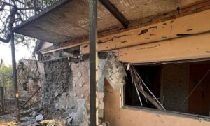 Ворог вдарив артилерією по житловому сектору Нікополя і поранив жінку: подробиці обстрілів міста, району і області за добу від поліції