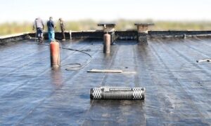 Цього тижня основна увага на ремонті багатоповерхівок у Нікополі: триває відновлення понівеченого ворогом житла