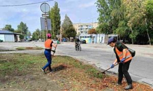 Вивозили листя, прополювали клумби, фарбували дитячий майданчик: про роботу комунальників у Марганці на минулому тижні